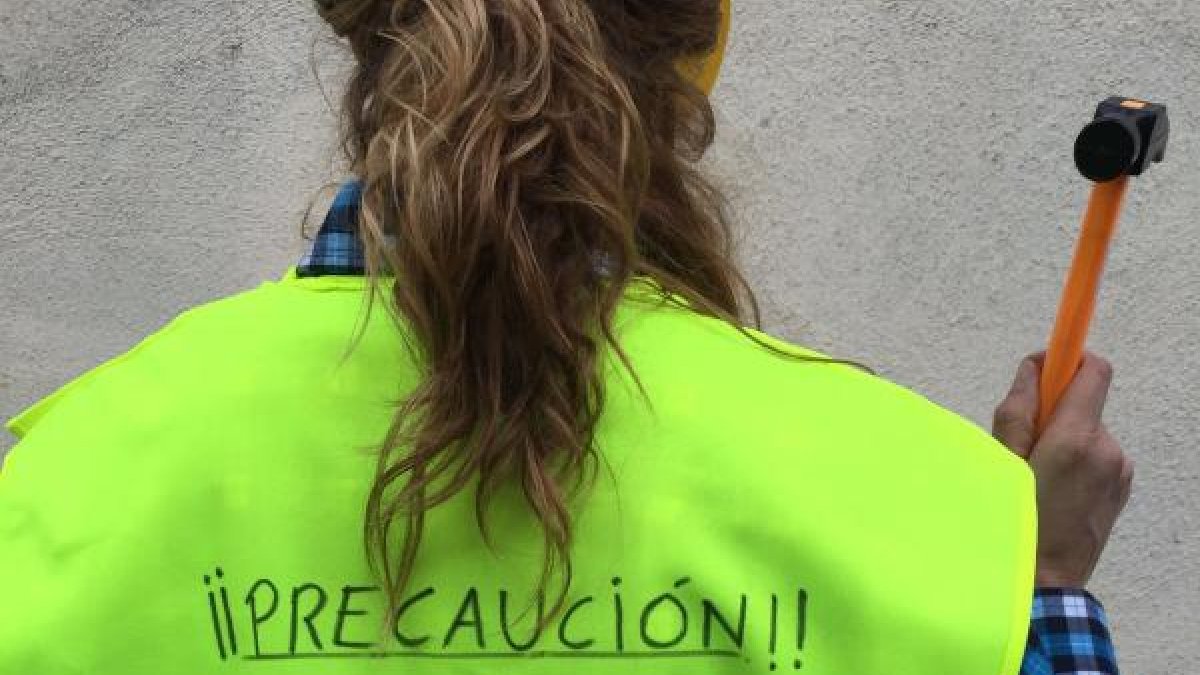 Chaleco con el que piden estos cambios.