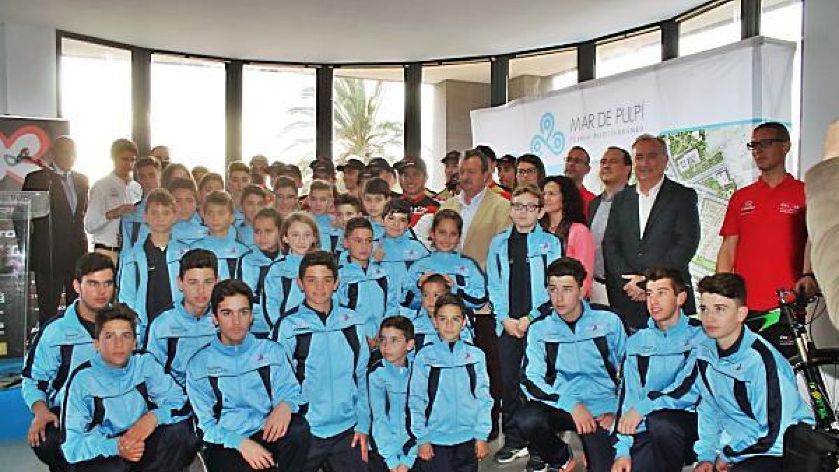 La plantilla con las autoridades.