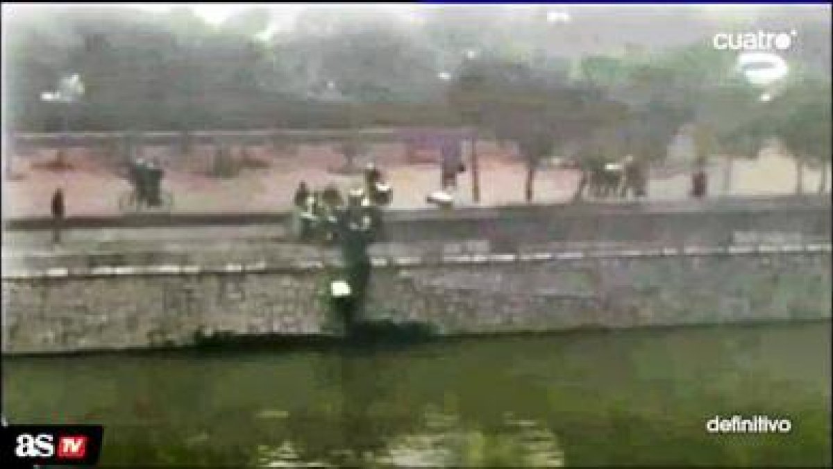 Imágenes de la pelea entre hinchas.