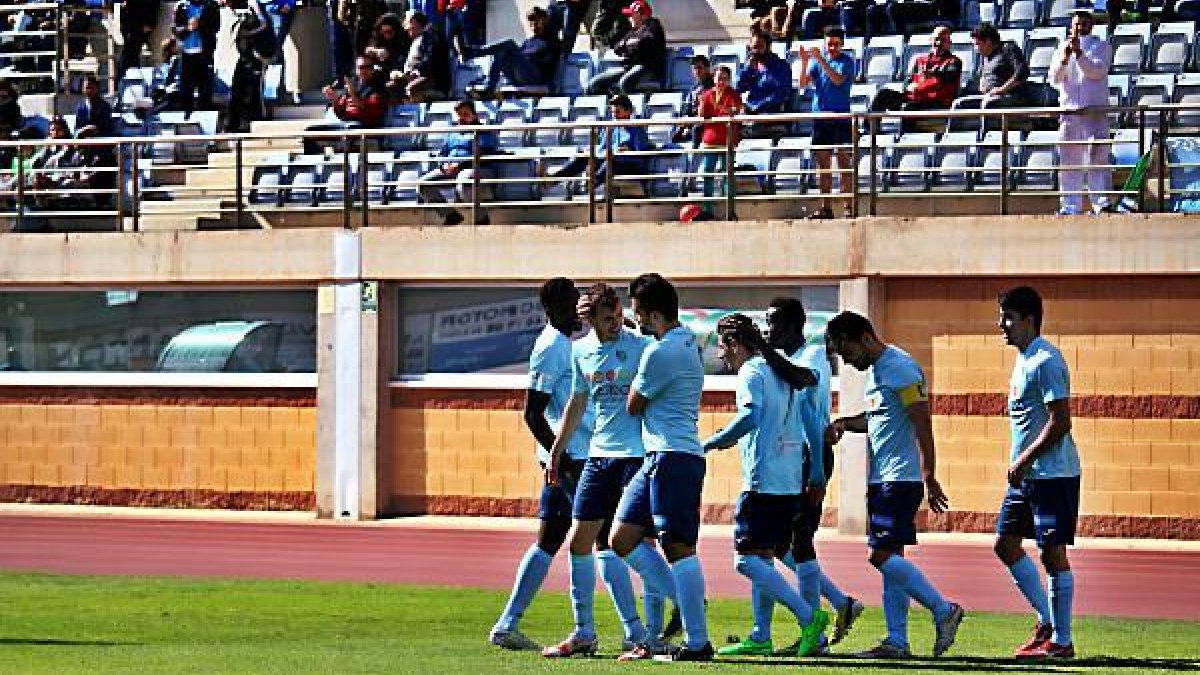 Los jugadores celebrando el gol.