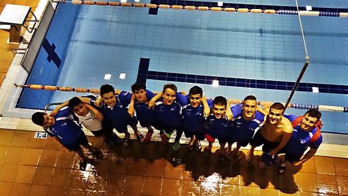 Los nadadores posan tras la jornada.