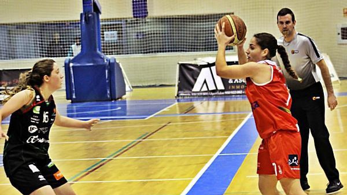 Inma Hernández pone la pelota en juego.