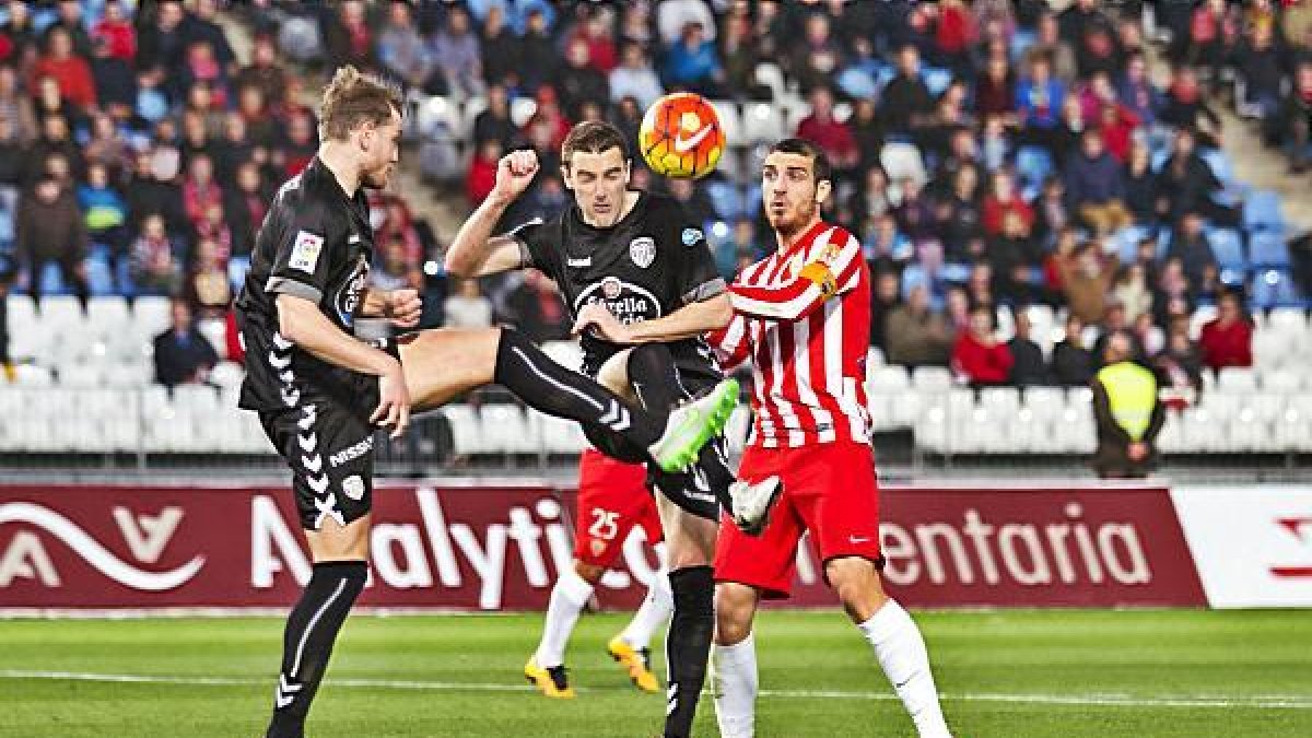Fran Vélez hace lo que puede en un Almería sin alma.