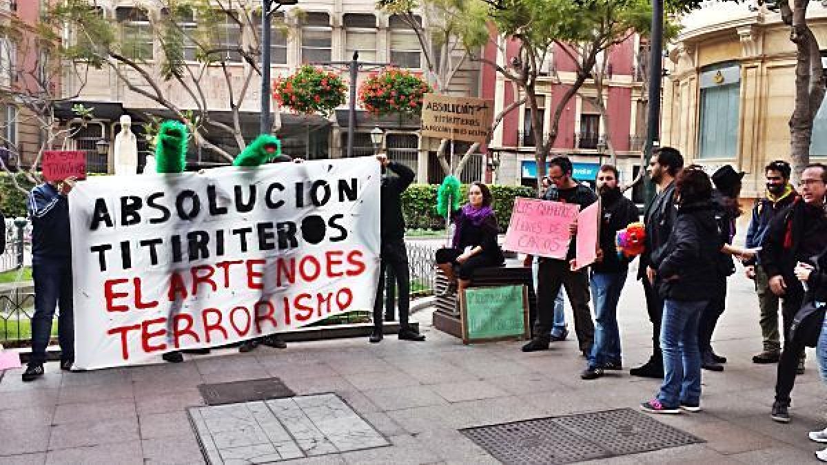 Los manifestantes pidieron la absolución de los dos titiriteros acusados de enaltecimiento del terrorismo.