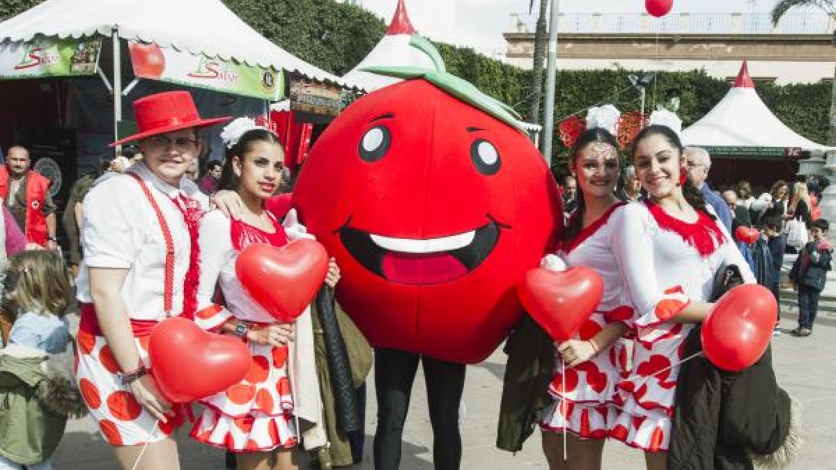 Muy flamencos y alegres posan junto a Tomatal.