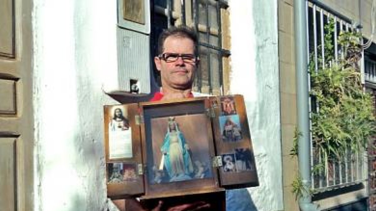 José Miguel Fernández con la caja donde guarda la figura de la Virgen Milagrosa que reparte a diario de casa en casa.