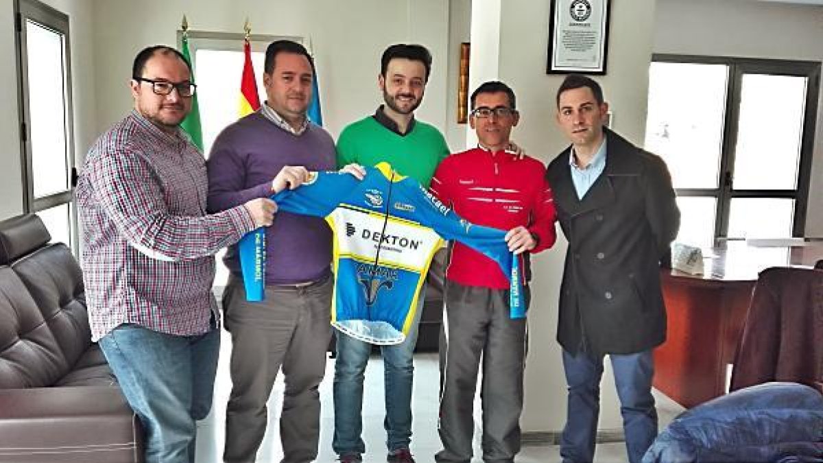 El alcalde de Macael bendice una nueva aventura ciclista.
