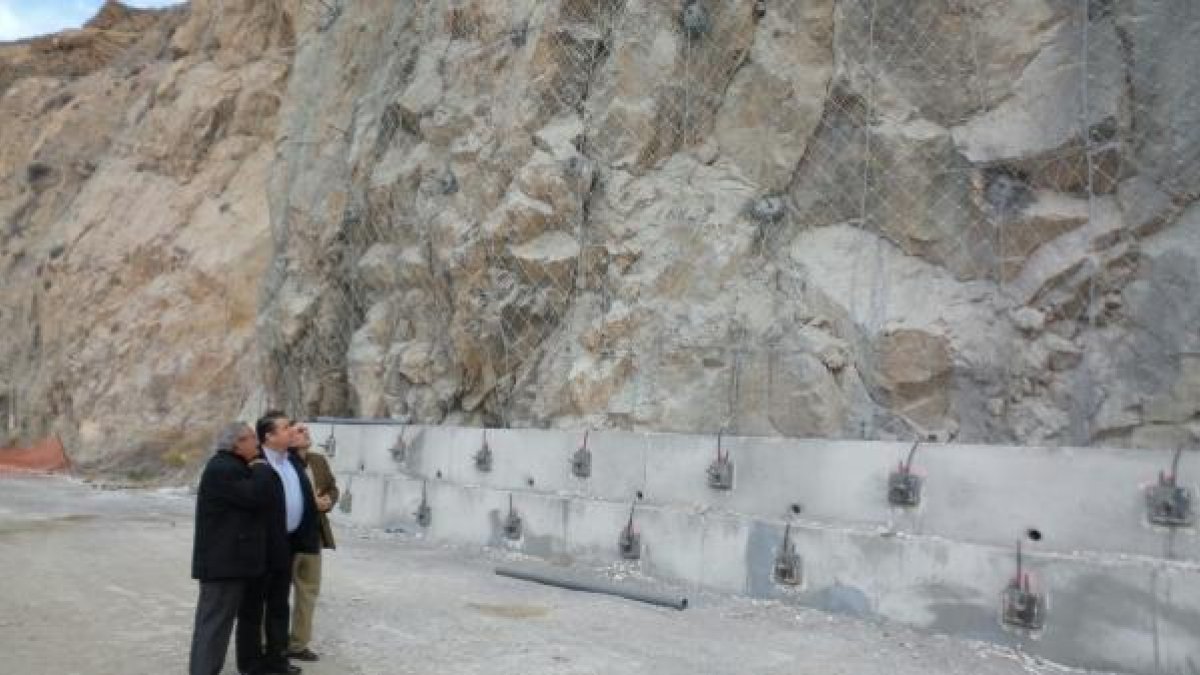Sanz, junto a García Lorca y Oña, observan la actuación realizada en el talud,