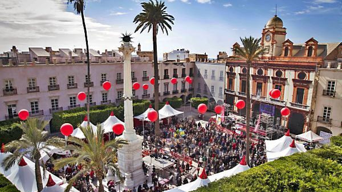 Panorámica de la Plaza Vieja en la primera edición del Día del Tomate