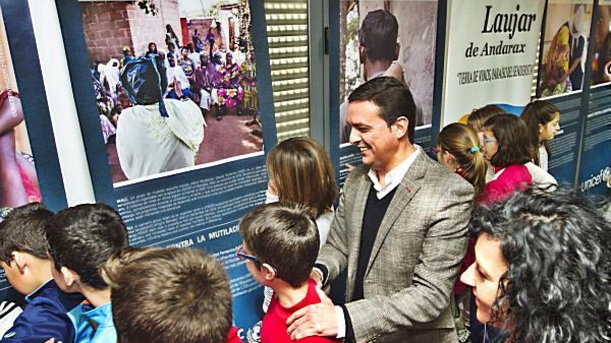 Recorrido de Javier A. García por la muestra con alumnos del colegio de Laujar.