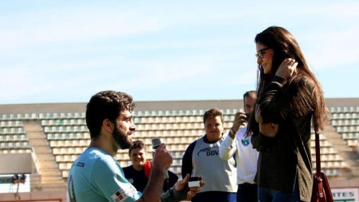 Samu Corral pidiéndole matrimonio a su novia Sara en el campo de fútbol.