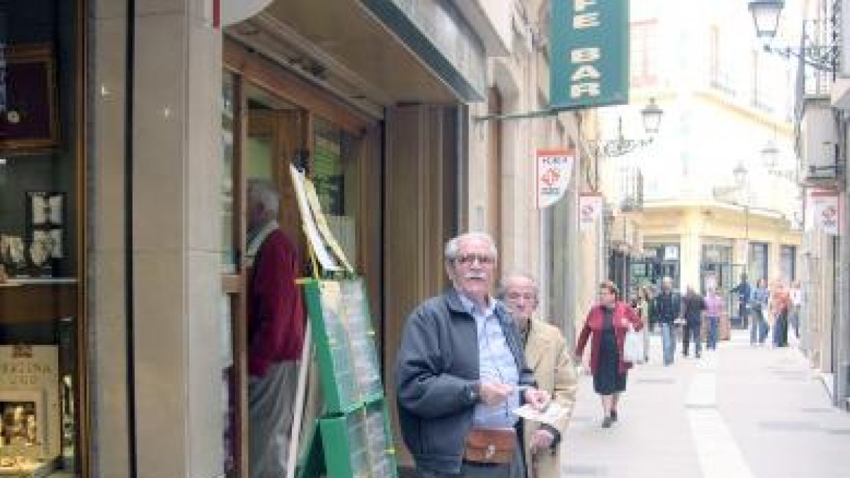 Fernando Mora en su puesto de la calle de las Tiendas