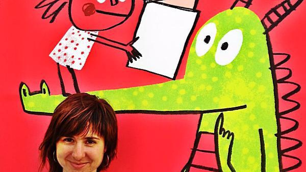 Anna Llenas junto a una de sus ilustraciones.