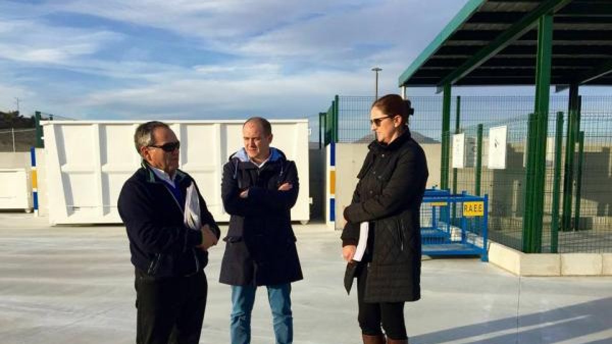 El delegado de Medio Ambiente (centro) con el alcalde en el nuevo Punto Limpio.