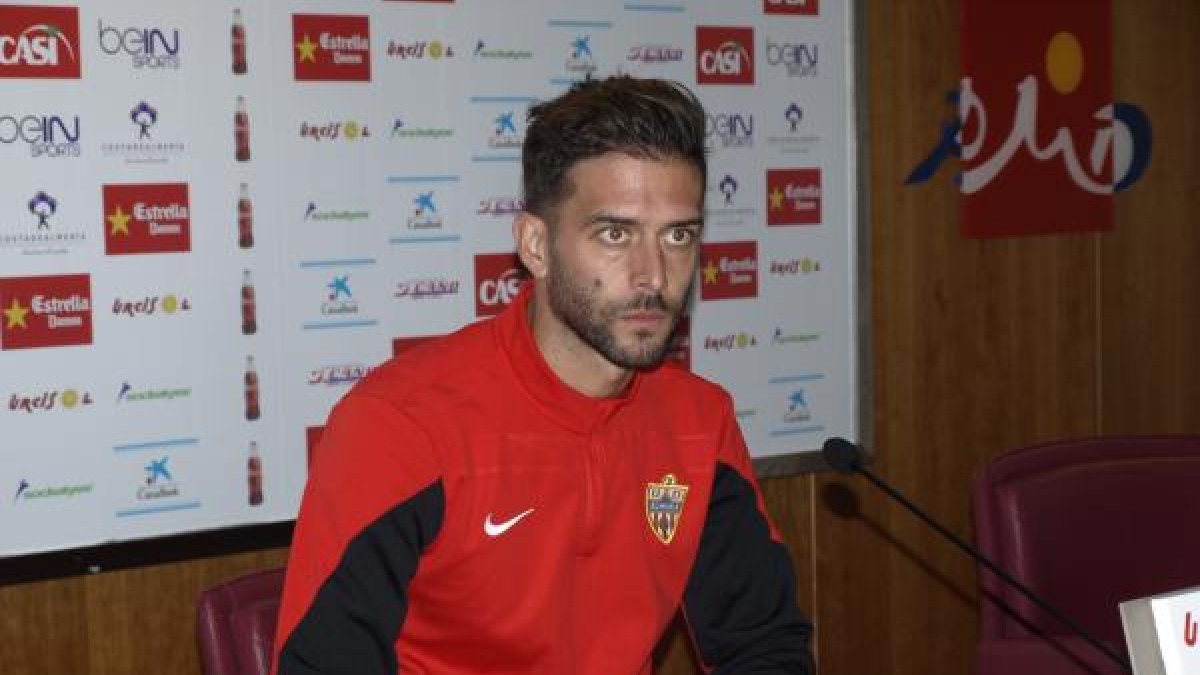 El lateral Ernesto Goñi en sala de prensa.