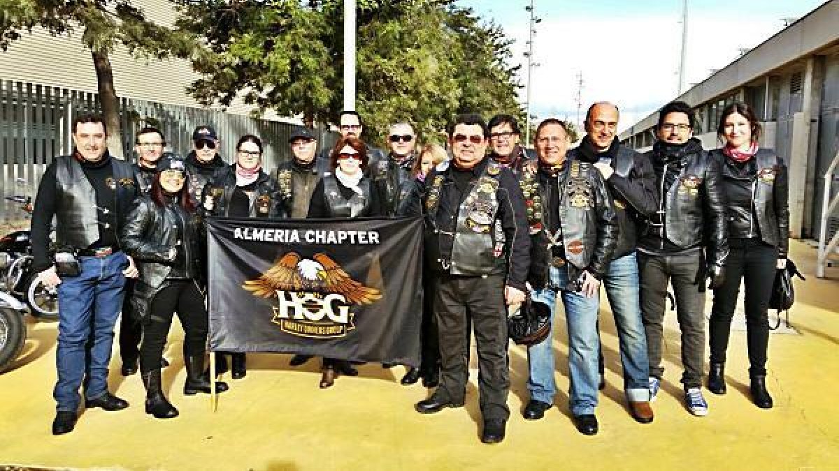 Los participantes posan junto al Palacio Mediterráneo.