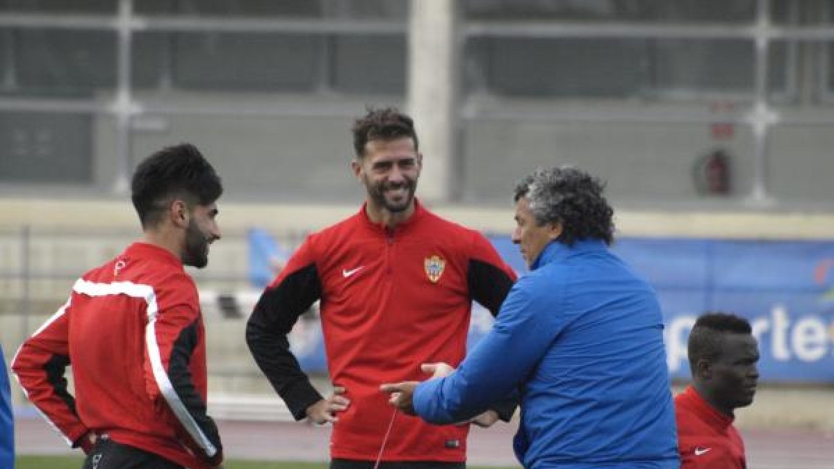 Teto Goñi con Chuli y Goro en el entrenamiento.
