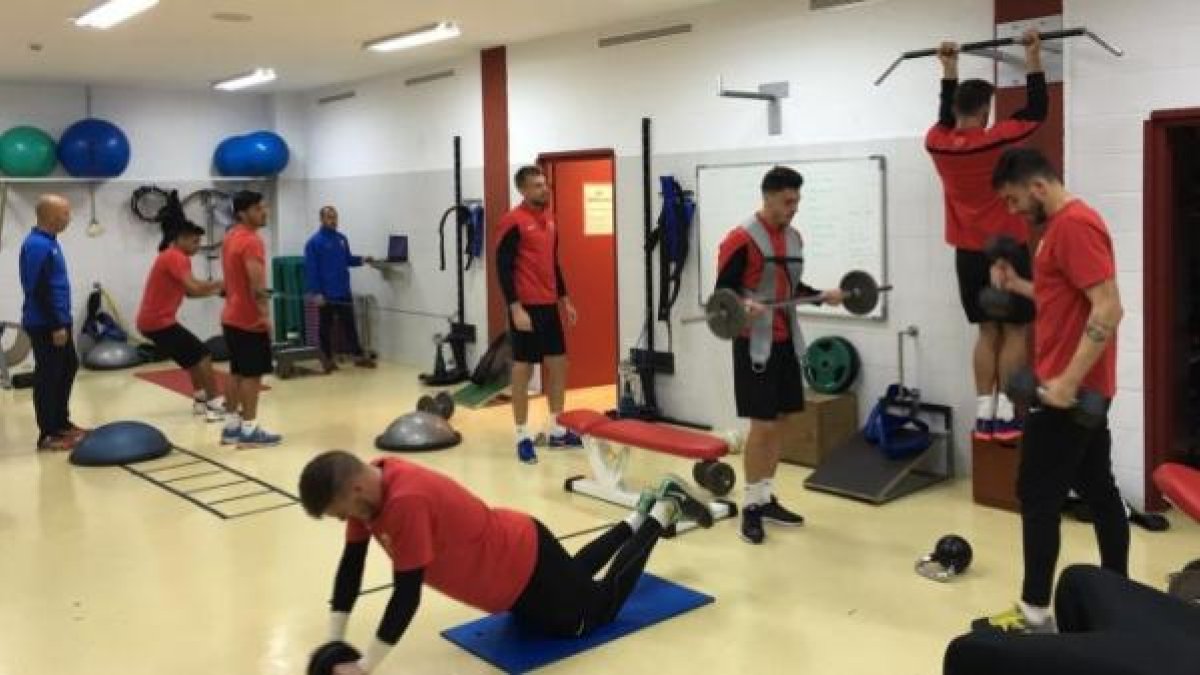 Los jugadores rojiblancos en el gimnasio del Estadio.