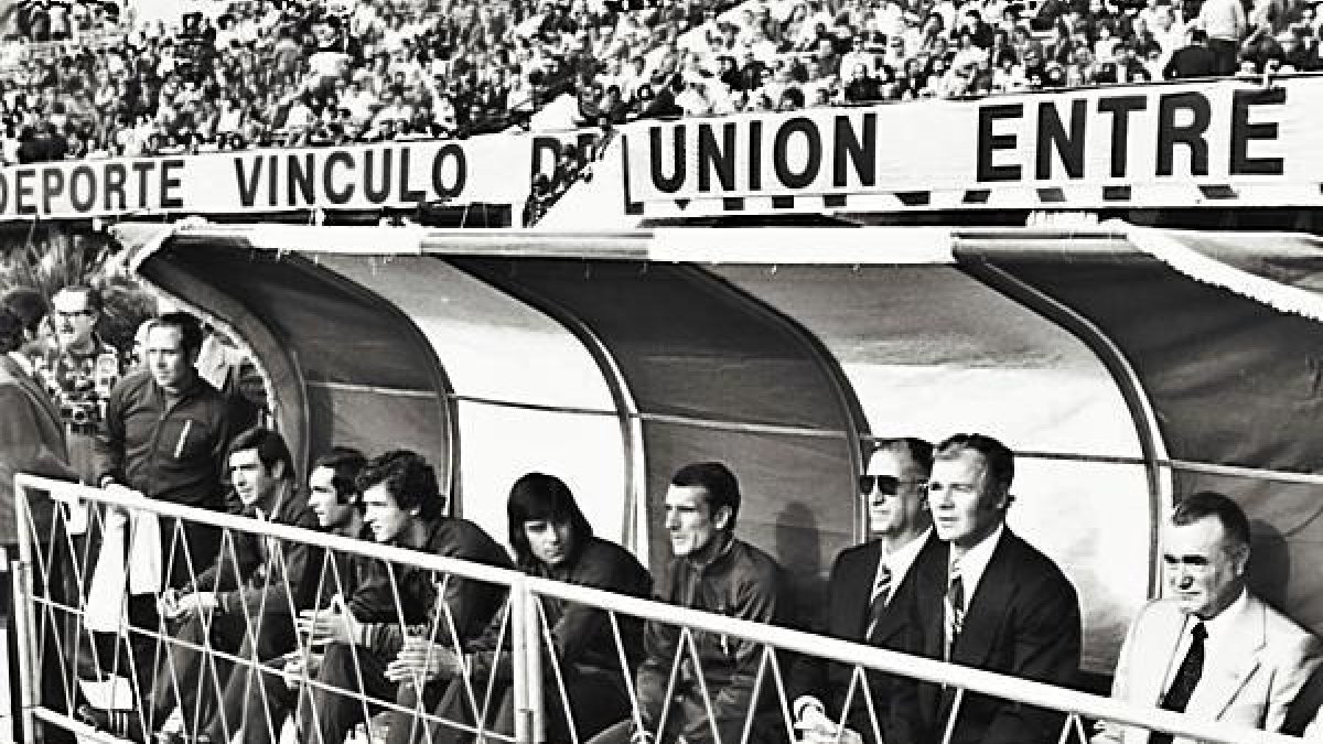 El banquillo de la Selección con Kubala de entrenador.