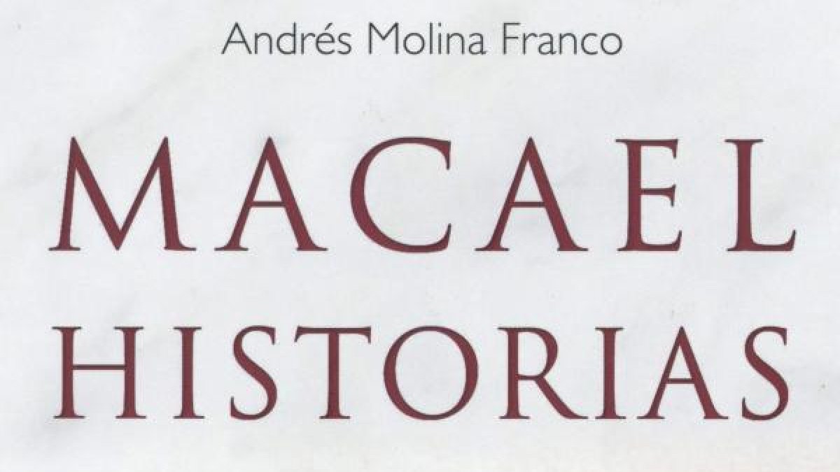 Eudosia Martínez y su hijo Antonio Alonso y al fondo el cementerio en el barrio de El Carmen.