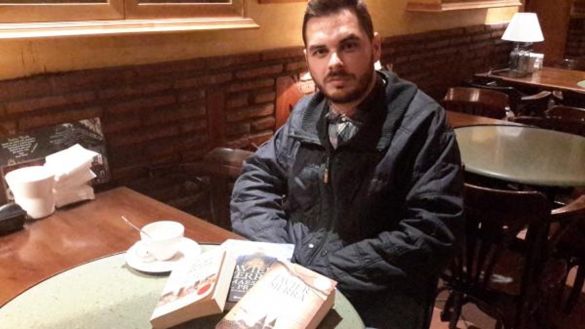 Juan Jesús Sánchez Ortega, con tres de las obras de Javier Sierra que ha analizado.