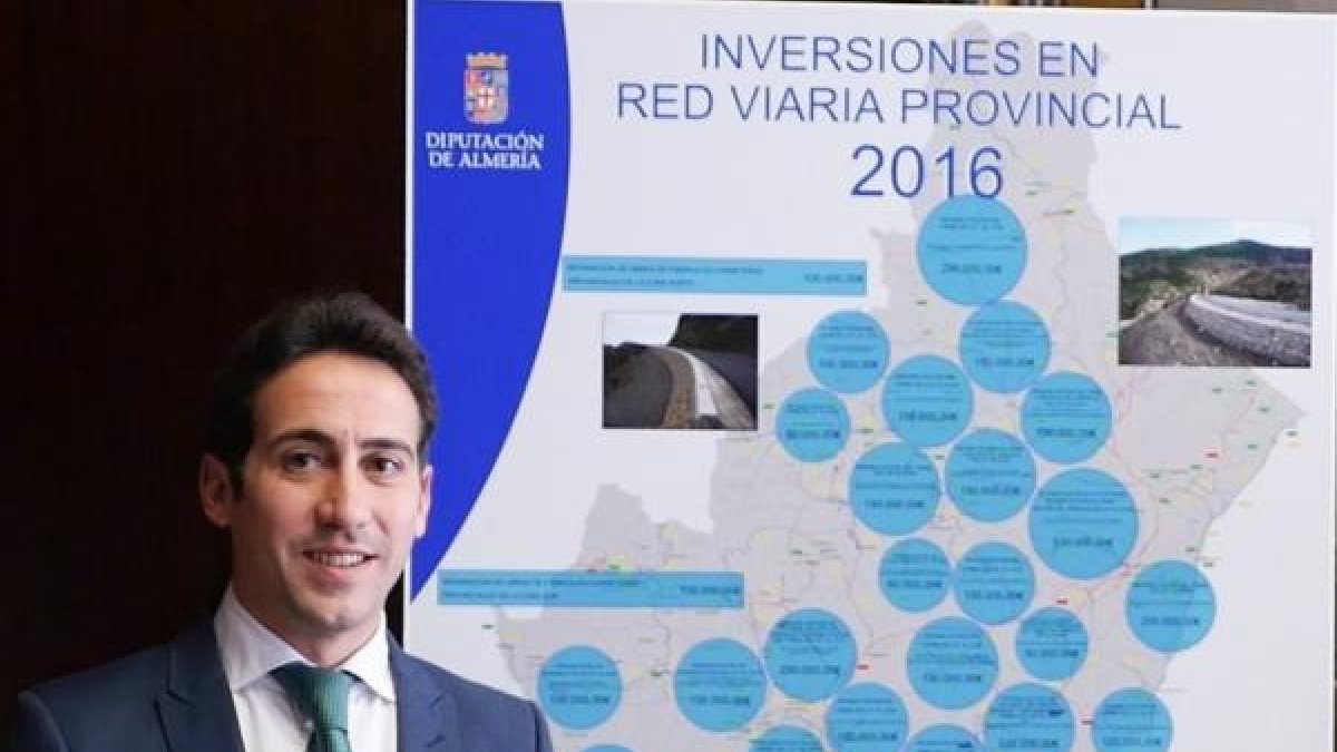 Oscar Liria ante el panel de los planes provinciales.