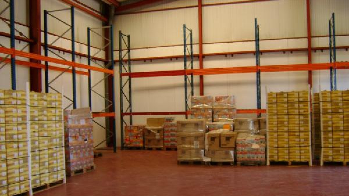 Almacén con los alimentos que ahora se repartirán en Almería.