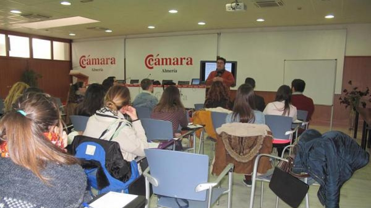 Un grupo de estudiantes asiste a un curso de la Cámara.
