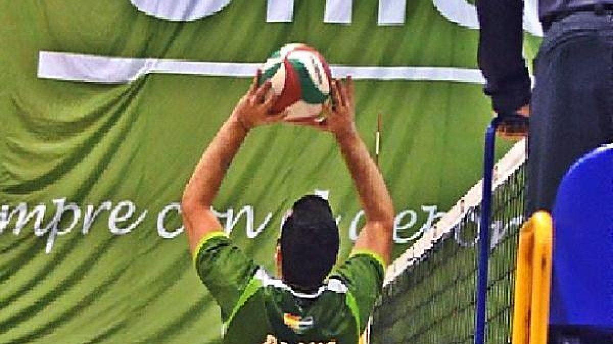 De Amo en plena colocación.