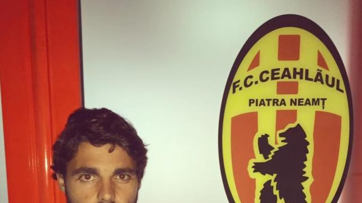 José Galán con el escudo de su nuevo equipo.