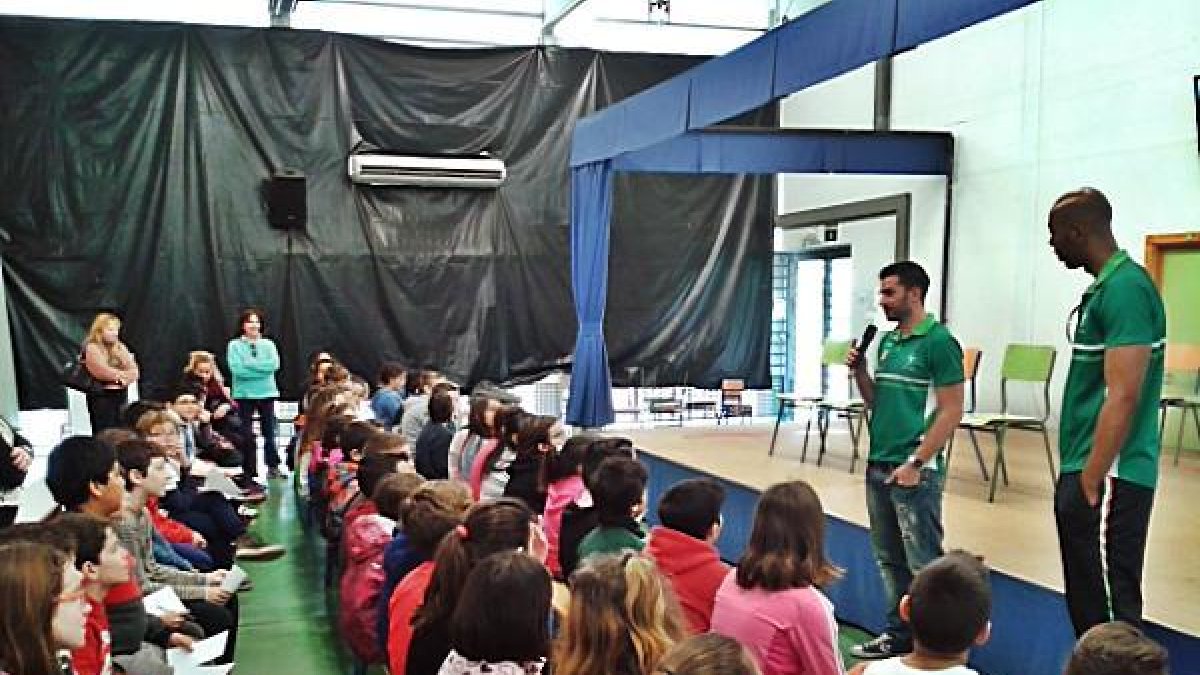 Los más afortunados se llevan la camiseta de la décima Superliga.