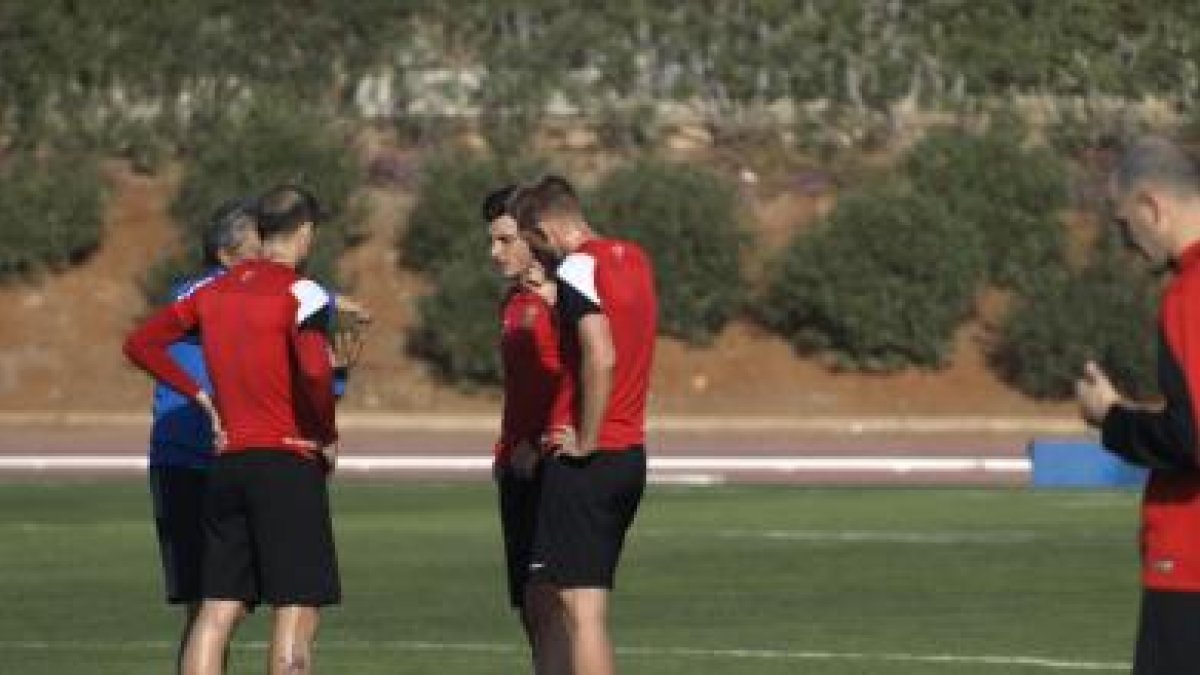 El míster con los centrales Ximo, Vélez y Saveljich.