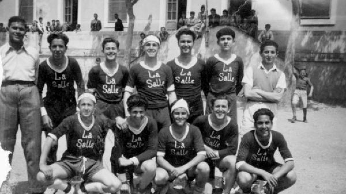 Uno de los equipos  del colegio de la Salle que jugaban los partidos de fútbol en el patio.