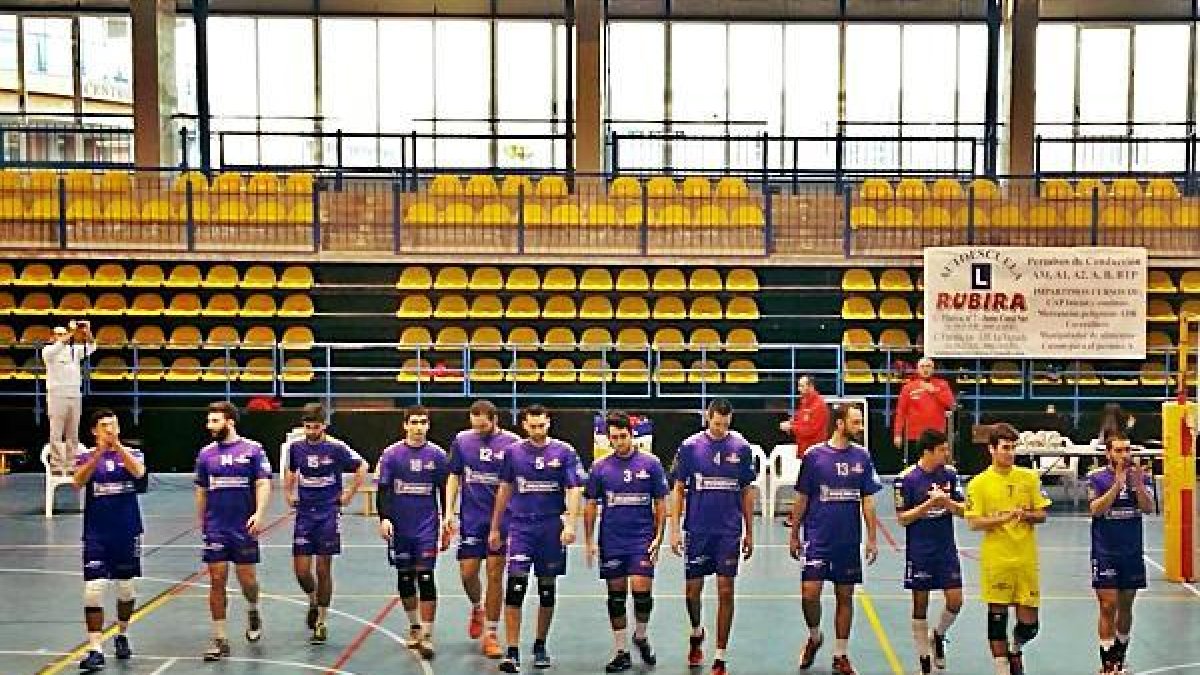 Mintonette disputó en partido en el pabellón de la Universidad por la Media Maratón.