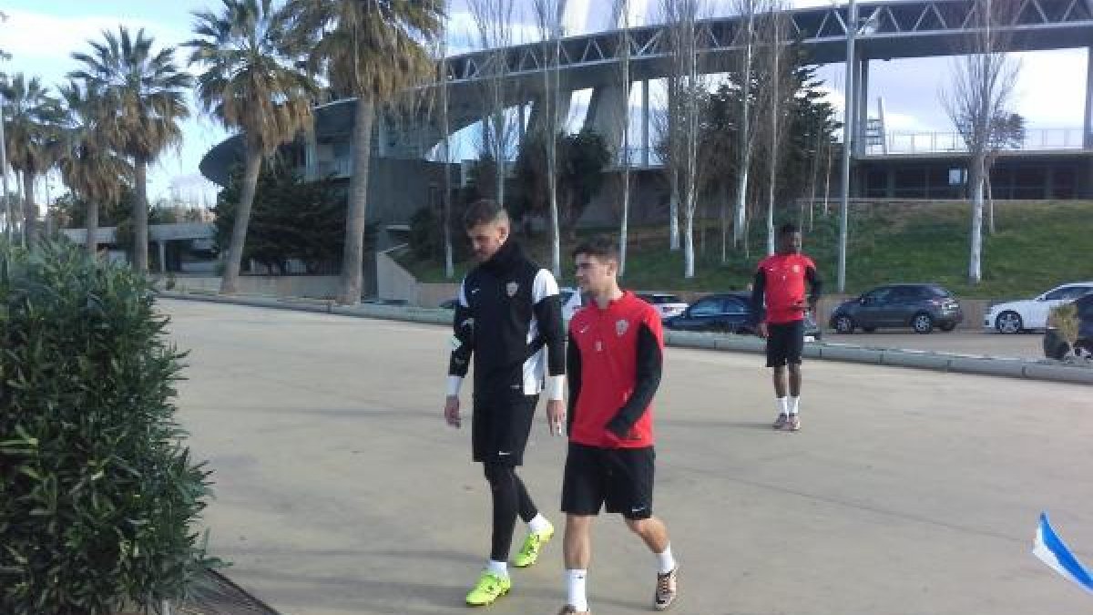 Salen los futbolistas.