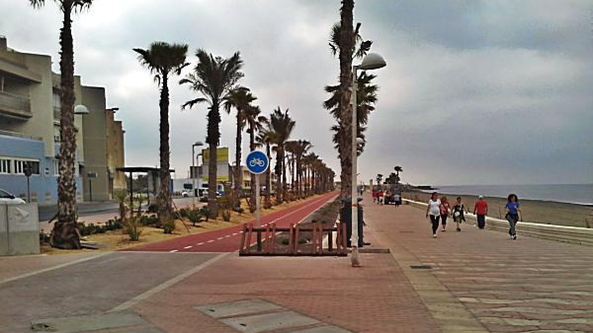 Carril bici en la salida hacia la Universidad