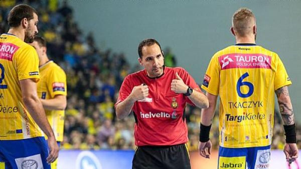 El árbitro de Almería.