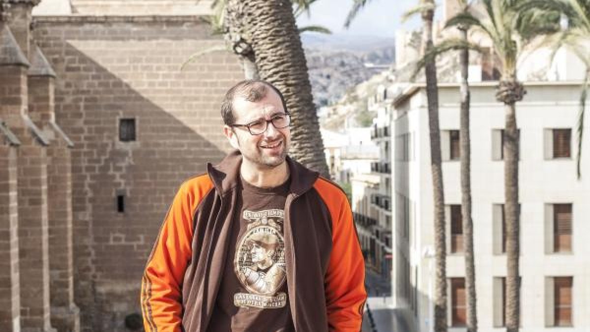 Paco Cabezas, en la terraza del Hotel Catedral, tras su entrevista con LA VOZ.