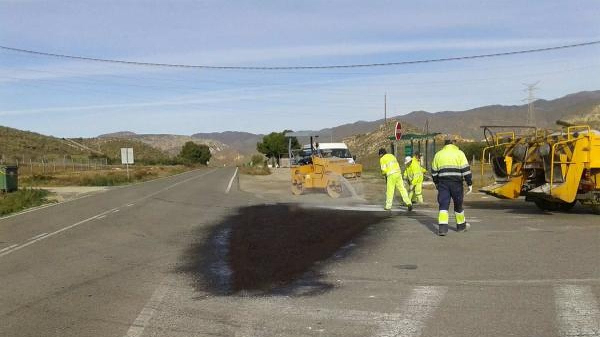 Mejora del firme en la AL-6112 a su paso por Carboneras.