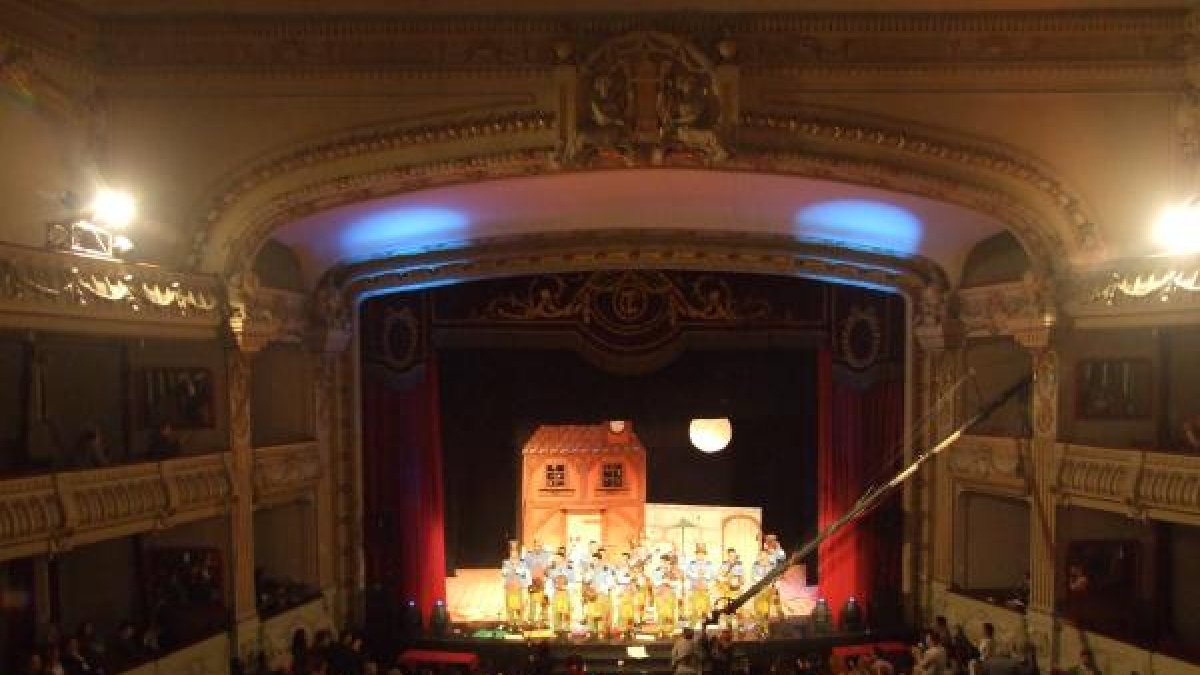 Bellísima imagen de la actuación de la comparsa ganadora Érase una vez, en el incomparable marco del Teatro Cervantes, con la actuación de la compar