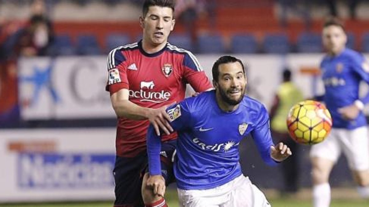 Una jugada del partido con Quique.