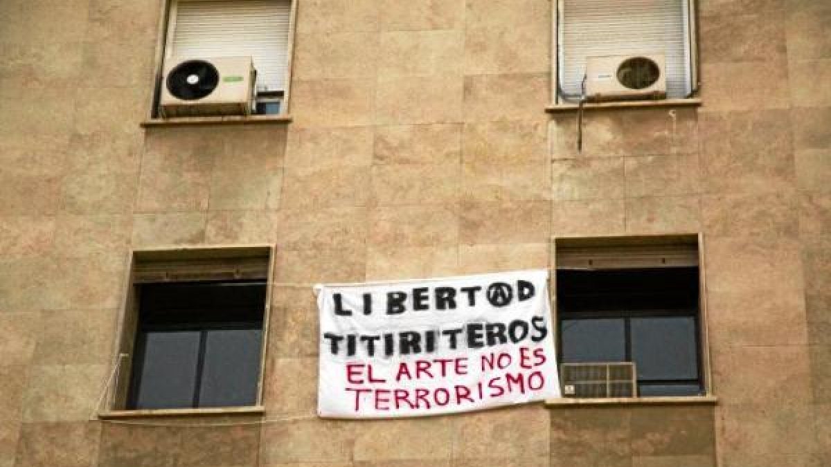 Una pancarta colgada en las ventanas de la sede de la CNT del edificio de los sindicatos, en la calle Javier Sanz.
