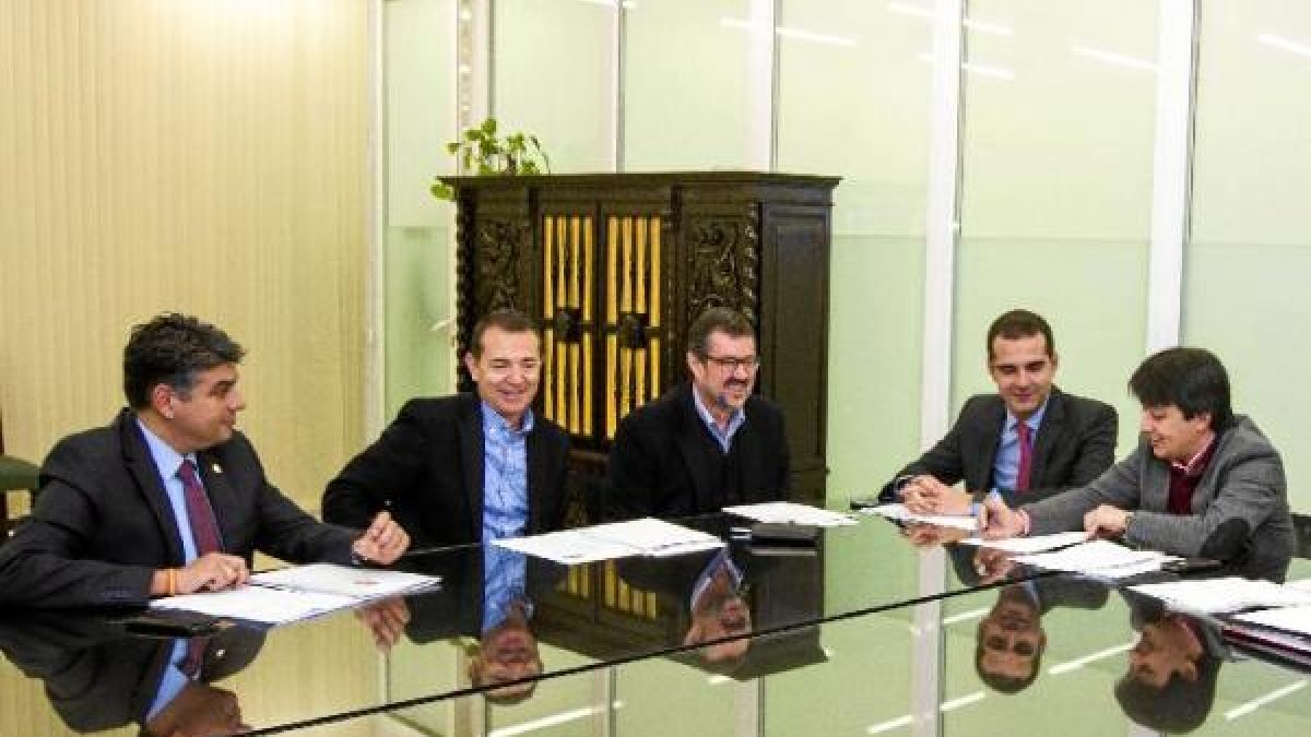 Un momento de la reunión entre los lídees de la oposición y el alcalde de Almería.