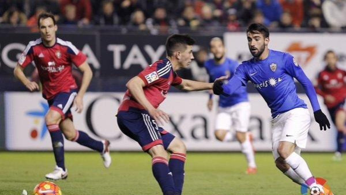 Chuli, en una jugada del Osasuna-Almería.