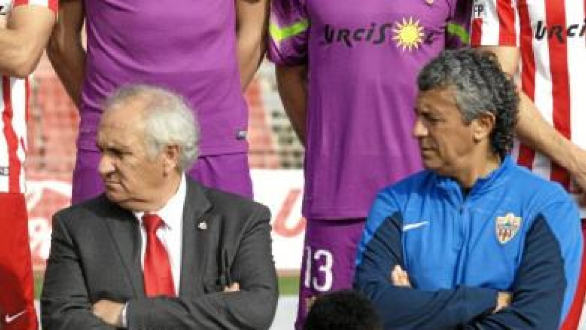 Alfonso y Goro miran hacia el mismo lado.