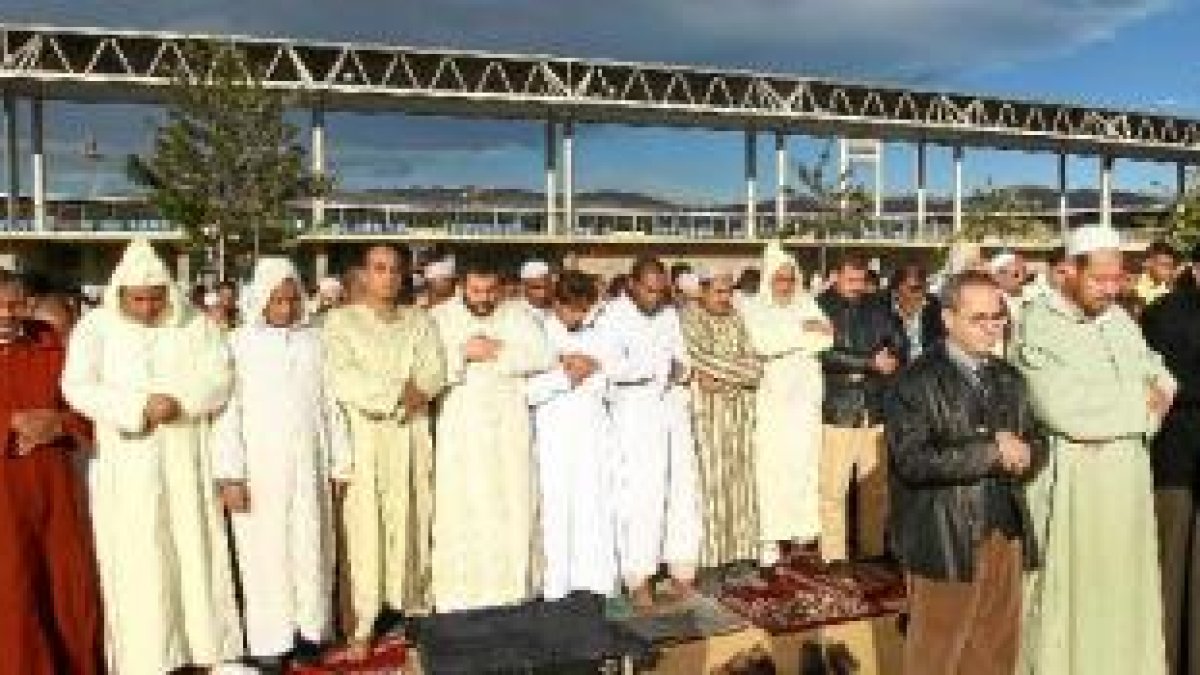 Rezo de musulmanes en el Estado de los Juegos Mediterráneos de Almería.