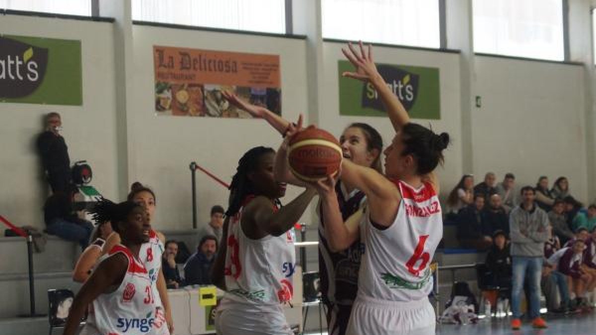 Una jugada del partido.