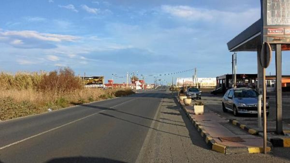 La carretera que une la ciudad con la Universidad