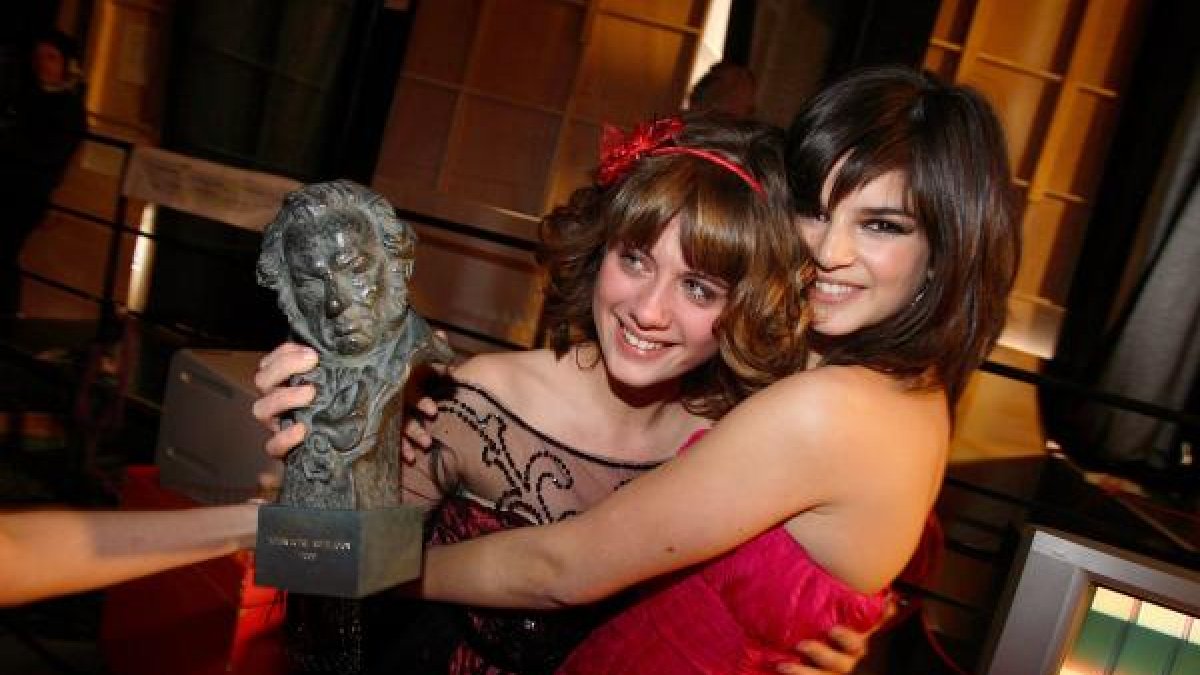 Nerea Camacho, con su goya a mejor actriz revelación, y Clara Lago.