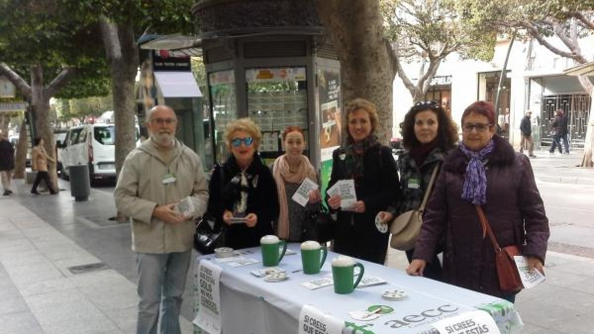 Voluntarios de la AECC en una mesa informativa en la capital.